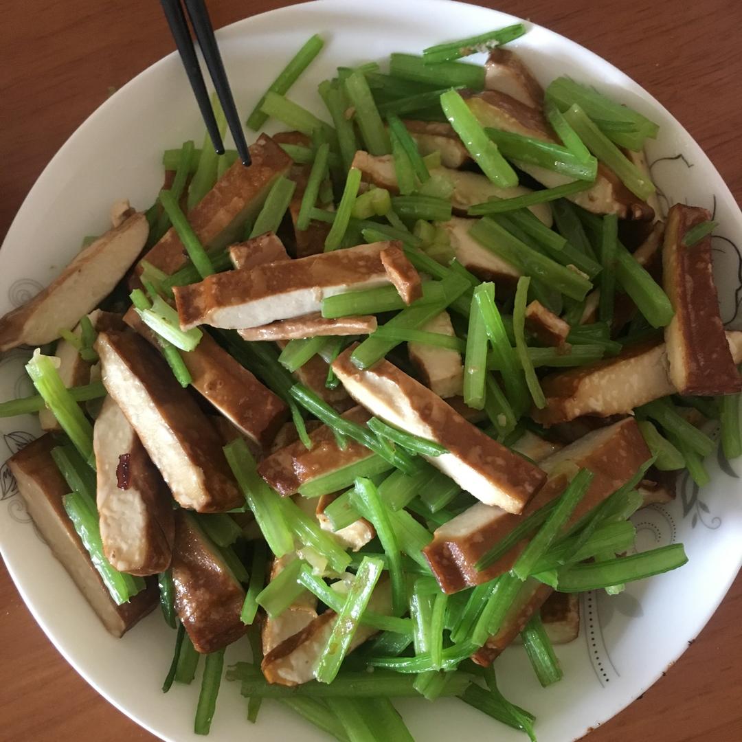 素菜：芹菜炒豆腐干
