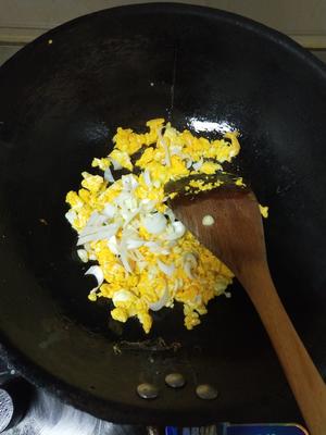 5分钟做道下饭菜-蒜薹炒鸡蛋的做法 步骤5