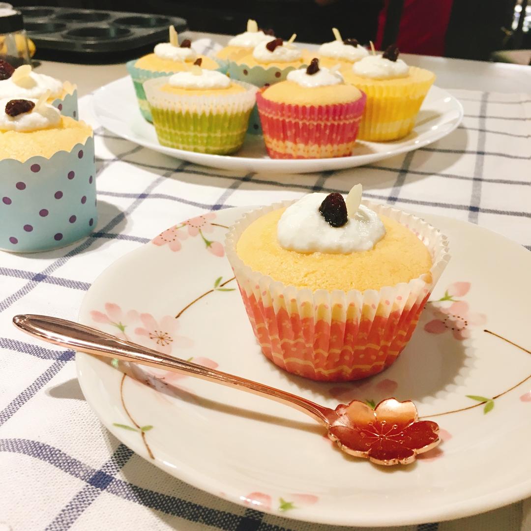 原味海绵纸杯蛋糕（非常适合裱花、盖糖皮的cupcake方子）