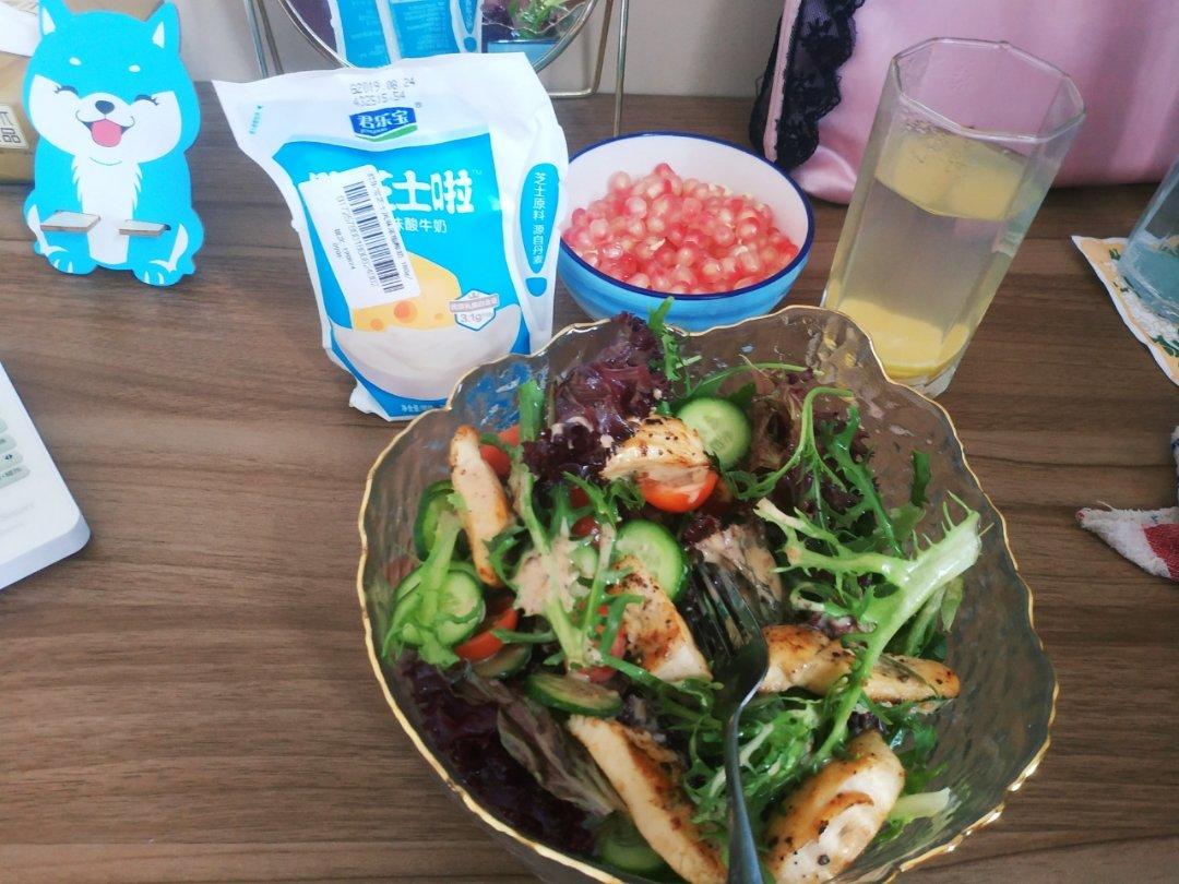 鸡胸肉蔬菜色拉