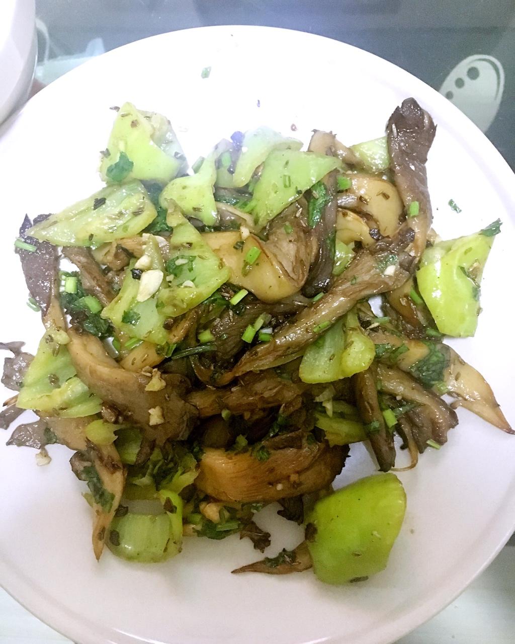 青椒炒鲜蘑
