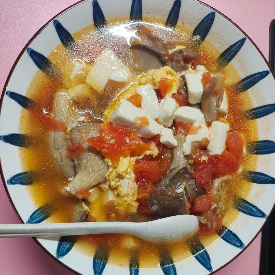 味鲜汤浓的番茄菌菇豆腐汤