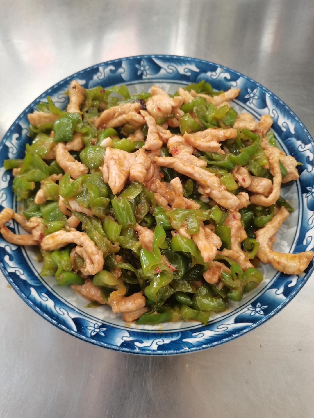 青椒肉丝，这样炒太好吃了。