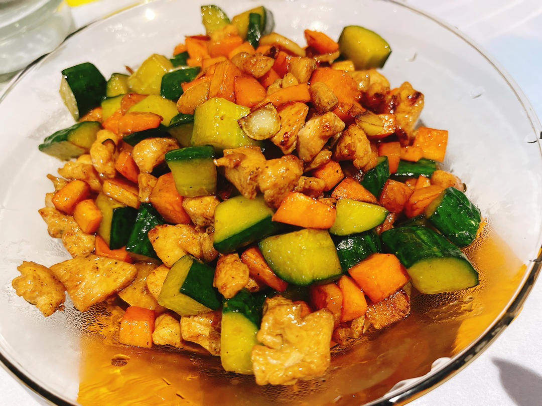 健康低卡家常菜——黄瓜胡萝卜🥕炒鸡丁