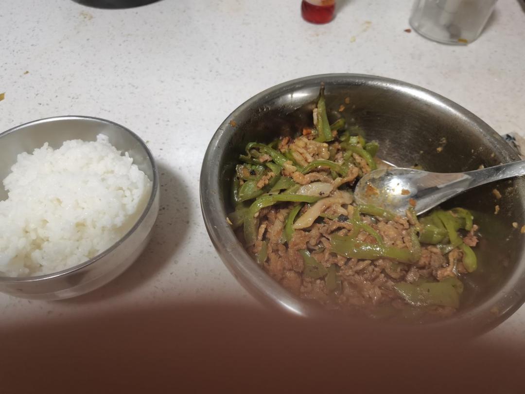 巨下饭的尖椒肉丝好吃得一碗接一碗