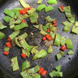减脂必备❗️不腥不柴的鸡胸肉：青椒炒鸡丁的做法 步骤13