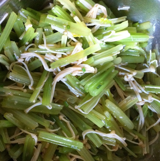 凉拌芹菜金针菇