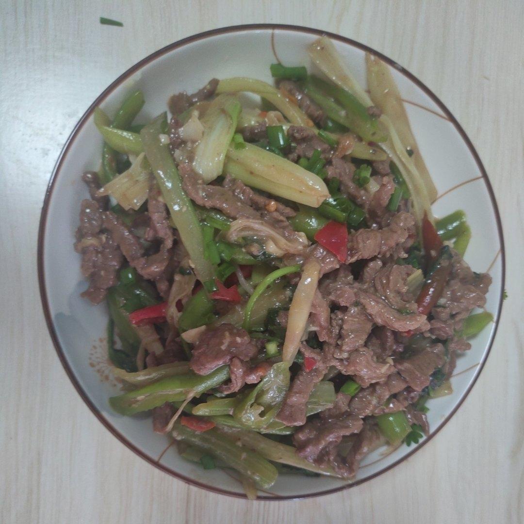 两个小窍门，教你炒出嫩滑不柴、没有腥味的芹菜炒牛肉