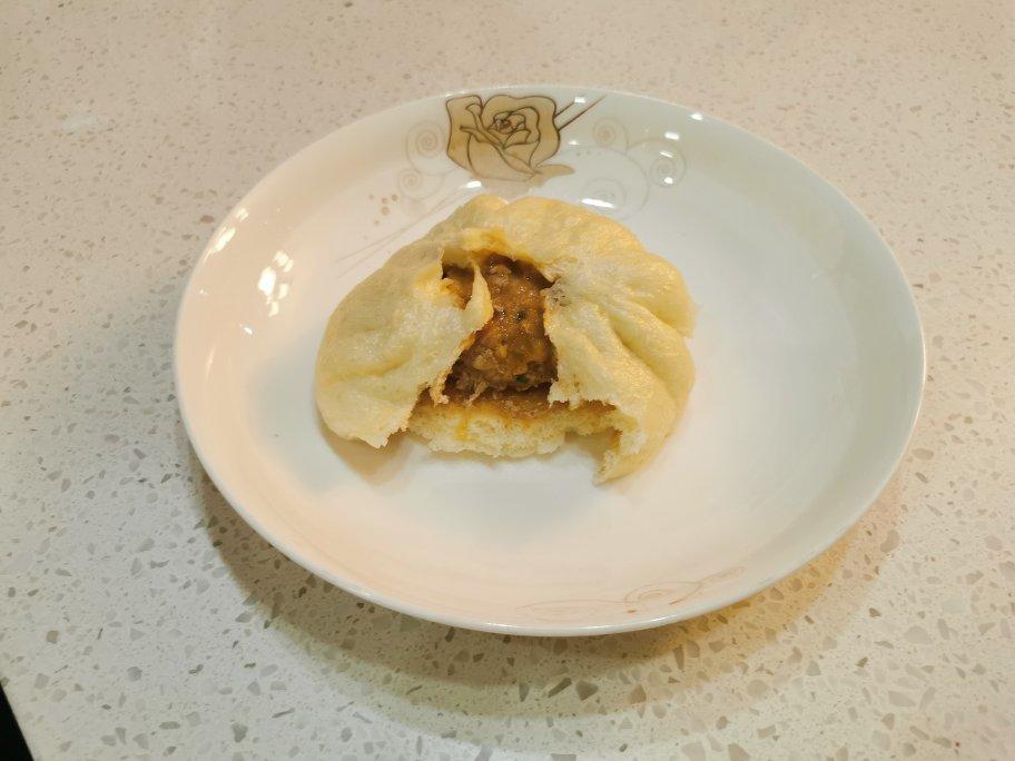 松软多汁的肉包子