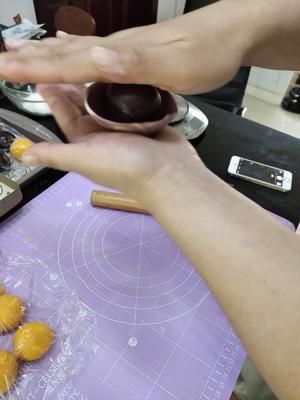 彩色螺旋蛋黄酥的做法 步骤17