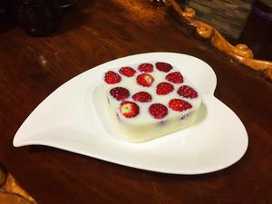 日式牛奶草莓冻的做法 步骤5
