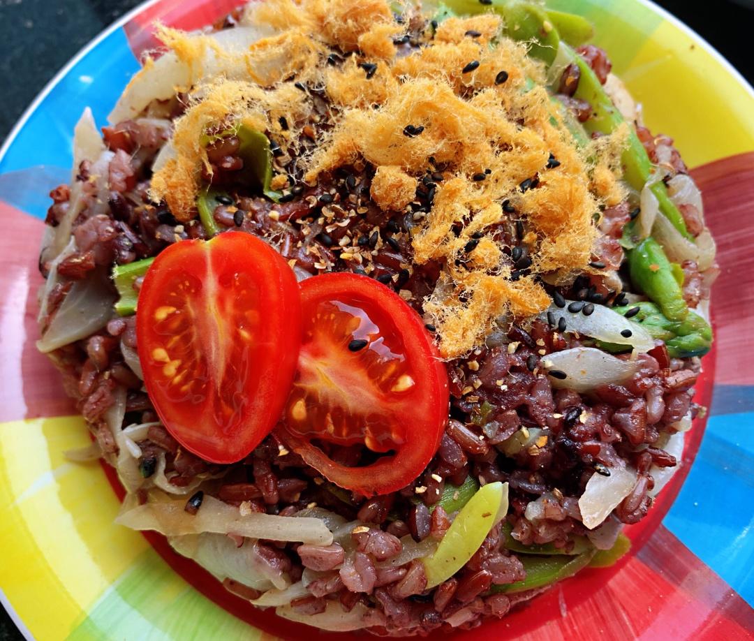 三文鱼芦笋炒三色糙米饭