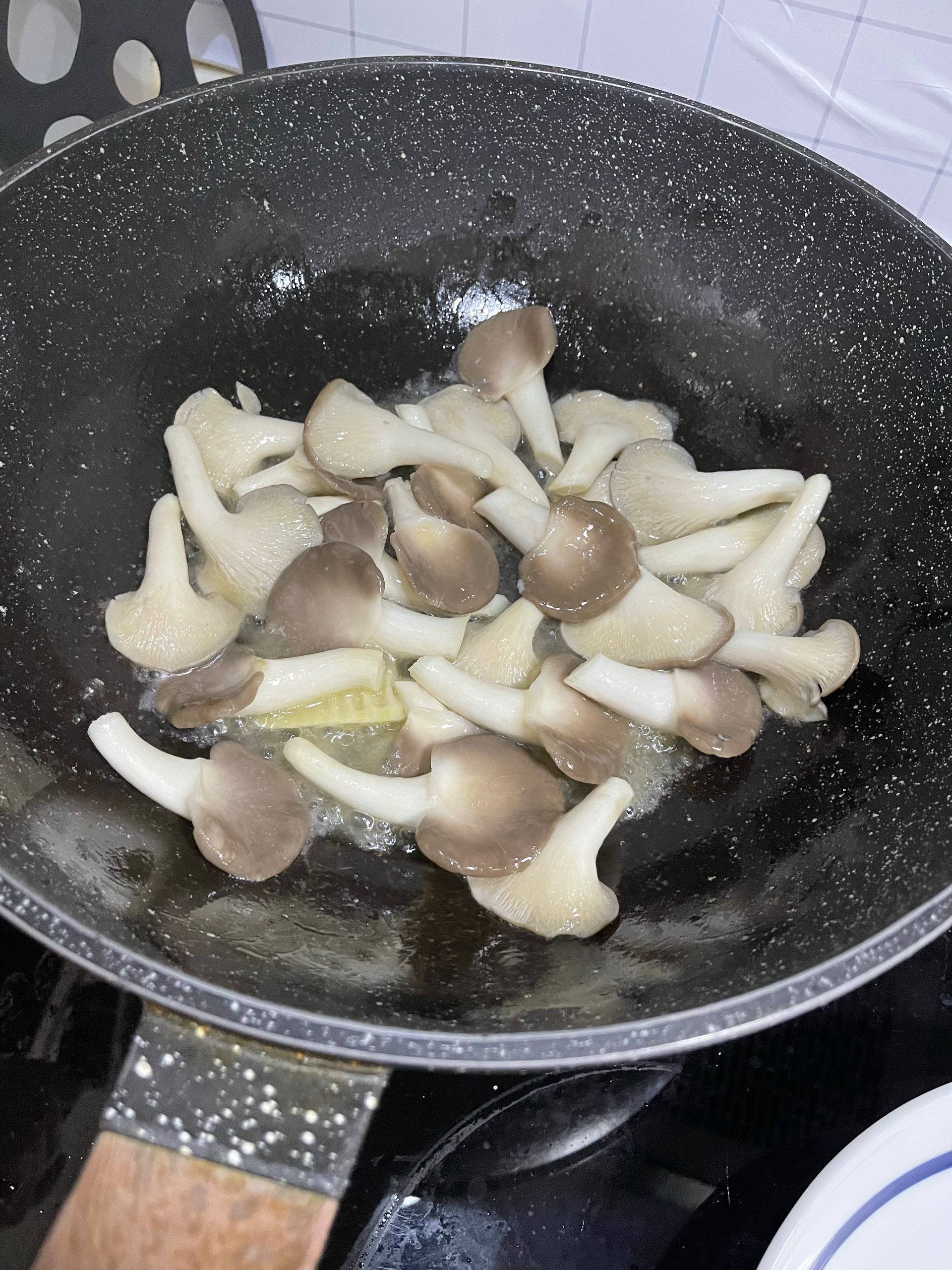 菜心春笋炒蘑菇的做法 步骤2