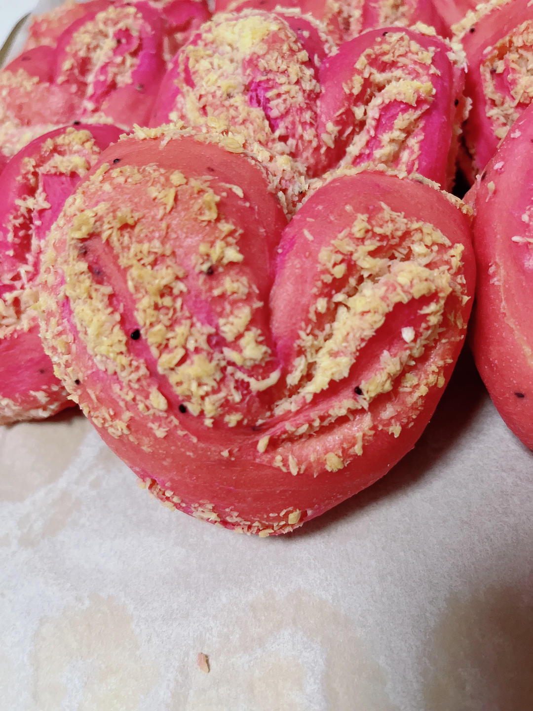 心形火龙果椰蓉面包