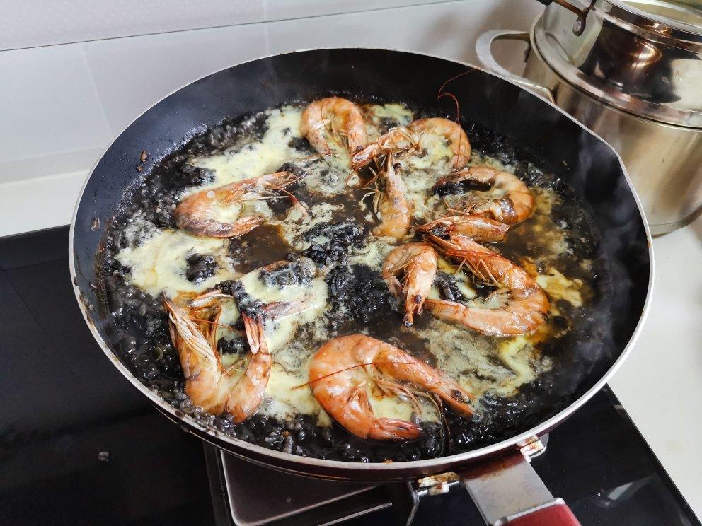 西班牙墨鱼汁海鲜饭