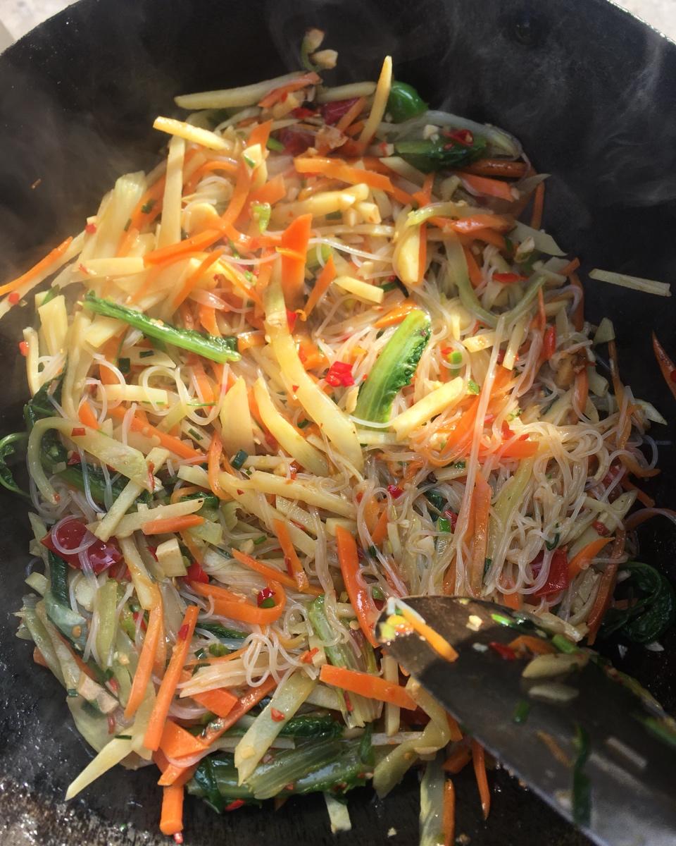 酸辣菠菜豆芽拌红薯粉