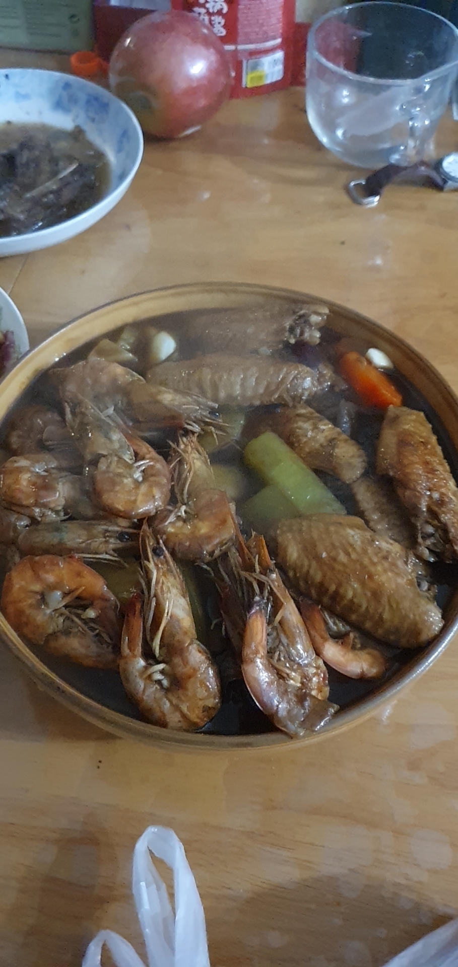 巨下饭的鲜虾鸡翅玉米煲