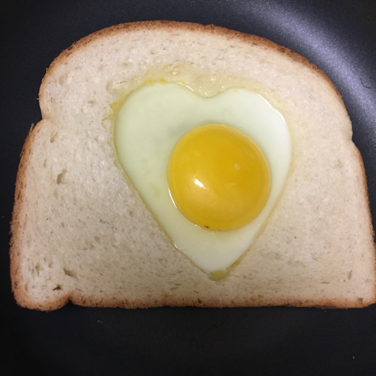 土司煎蛋 Egg-in-a-hole