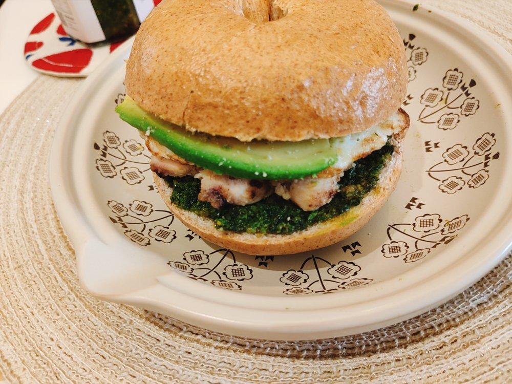 青酱鸡胸肉贝果三明治