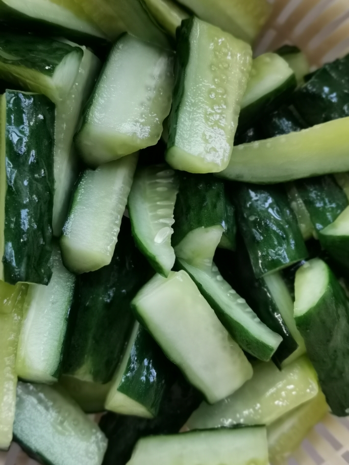 夏日必备小菜——酸甜酱黄瓜的做法 步骤1