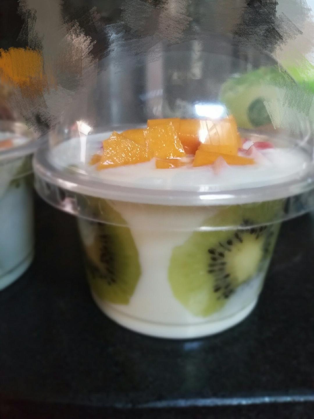 杯壁水果酸奶