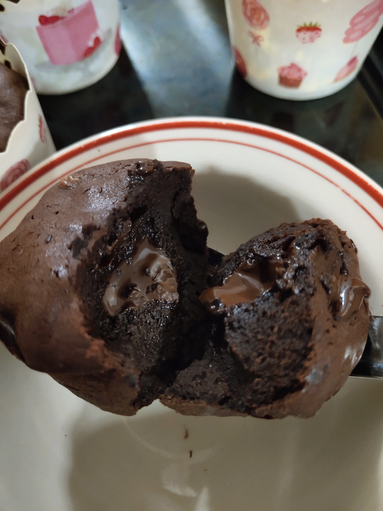 超好吃的巧克力熔岩蛋糕🍰 一口爆浆！免打发！