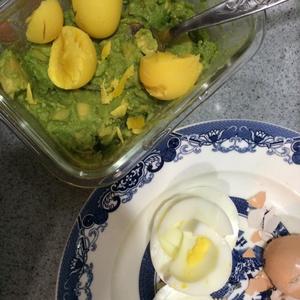 简单的牛油果鸡蛋核桃沙拉吐司的做法 步骤3
