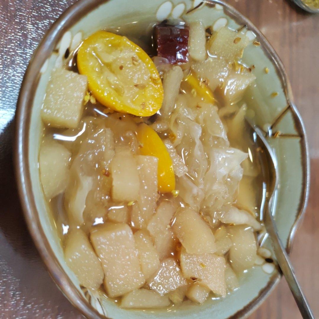 银耳枸杞雪梨金桔红枣冰糖羹