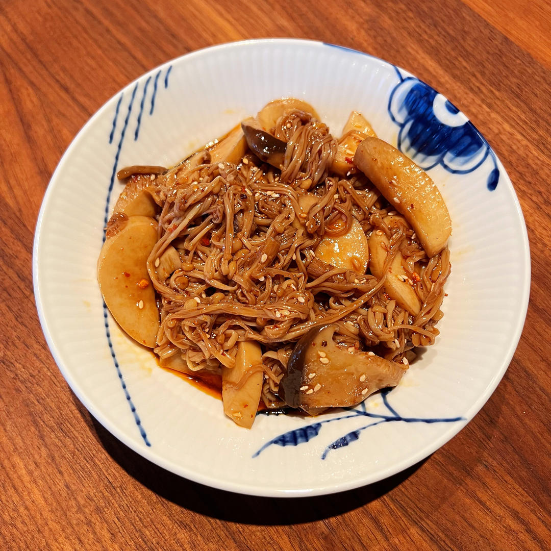 解馋减脂餐！酸辣开胃又下饭的菠菜拌金针菇