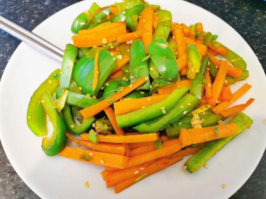 学童必吃的韩式青椒拌胡萝卜（补肝明目.恢复疲劳）