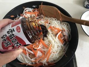 香菇豆豉酱炒腊肉米粉的做法 步骤12