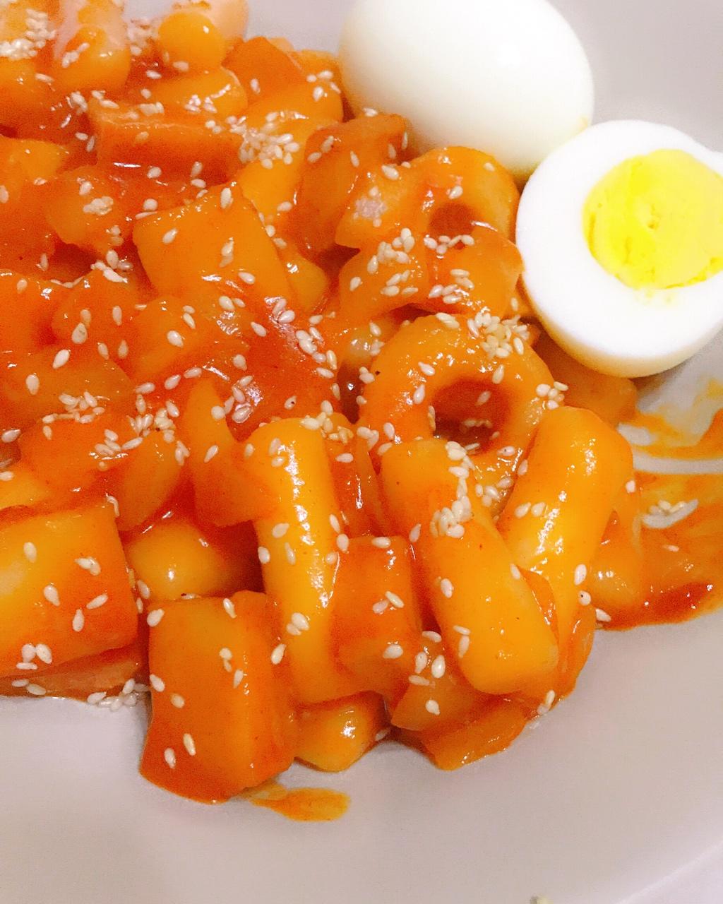 开心地大声地笑做的辣炒年糕