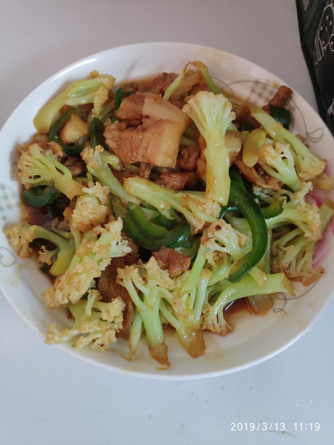 饭店必点的干锅花菜，是这么做出来的。