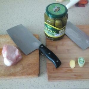 酸黄瓜炒肉丝的做法 步骤1