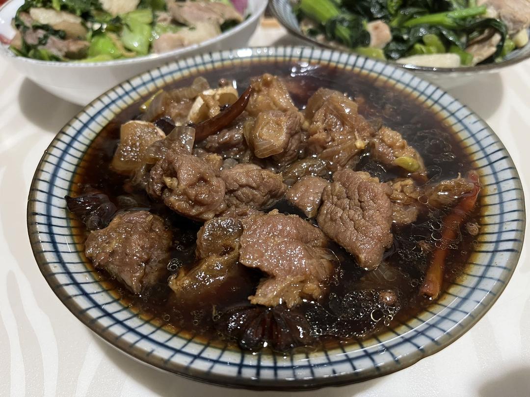 牛腩这样红烧太香了.软烂又入味.出锅香味四溢.吃着特解馋