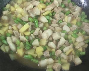 五花肉土豆芸豆焖饭的做法 步骤5