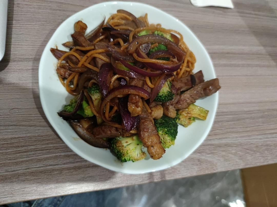 减脂期午餐——西兰花牛柳炒意大利面