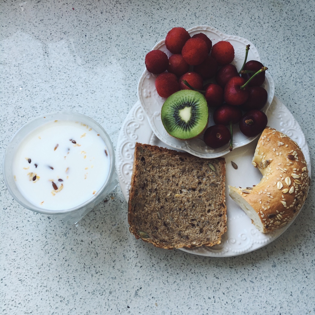 不急不躁吃早餐