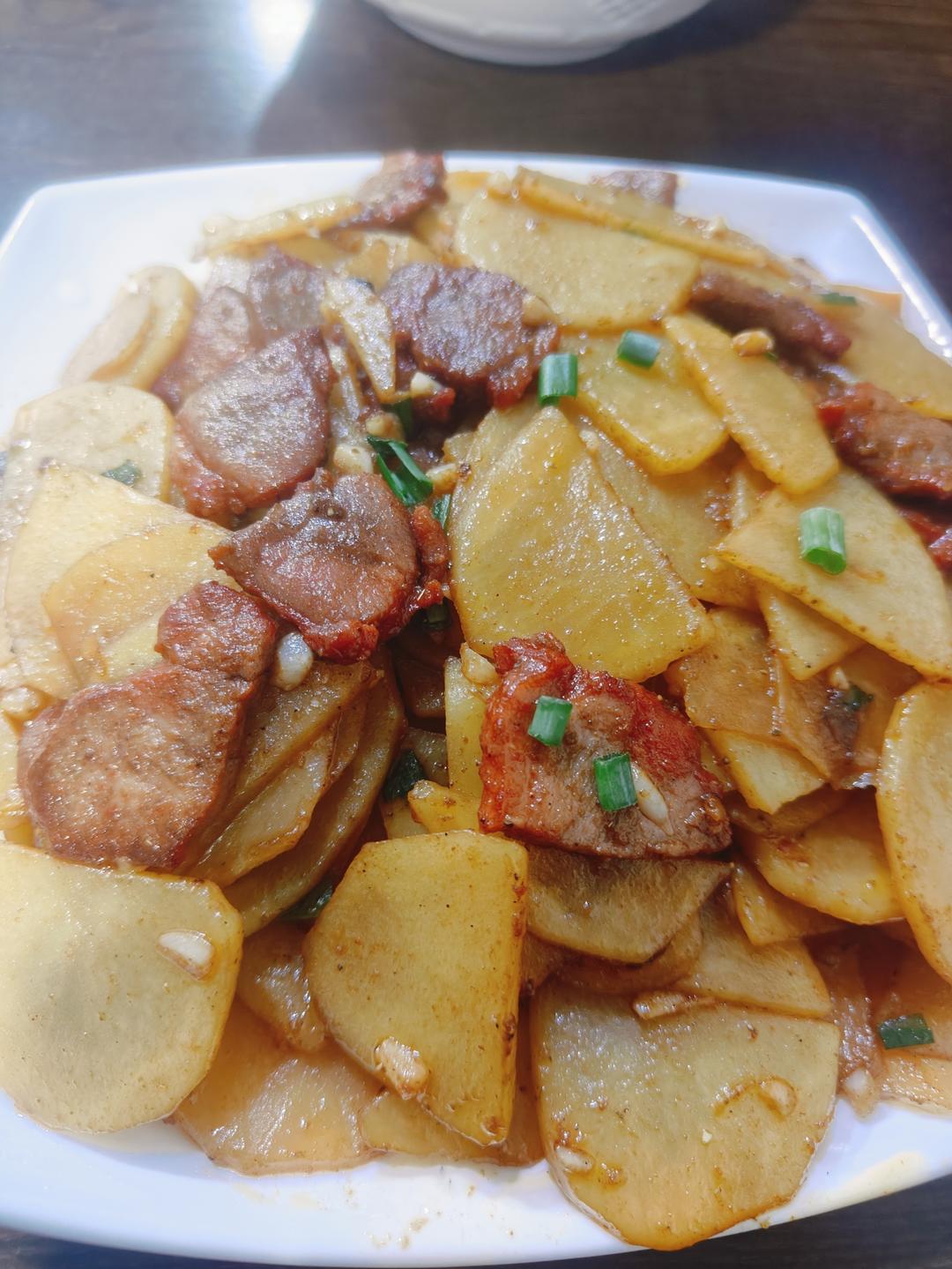 五花肉干煸土豆片