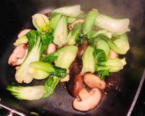 蚝油香菇炒油菜的做法 步骤2