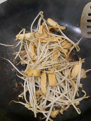 豆干豆芽炒韭菜的做法 步骤4