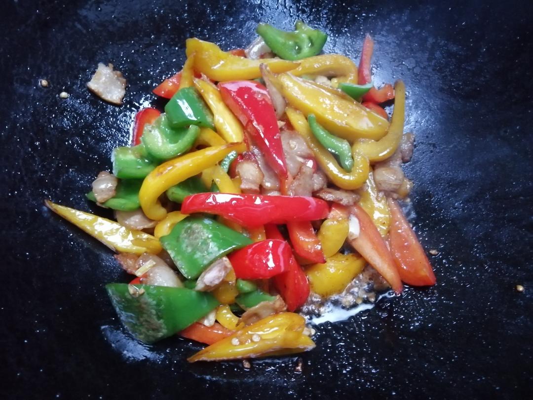 咸猪肉爆炒三色彩椒