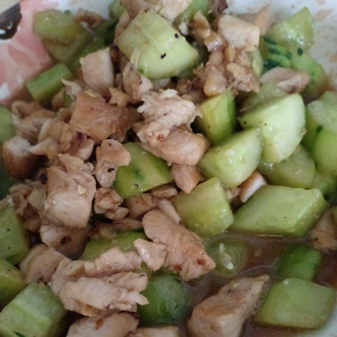 清爽解腻的黄瓜炒鸡胸肉，低脂低卡减肥食谱