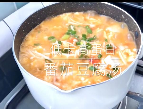 天气越来越冷，最适合来碗番茄豆腐汤啦 [色]最重要的是不！长！胖！
减肥 低脂 番茄🍅豆腐汤😋