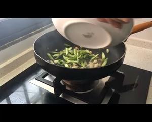香菇炒芦笋 Stir-Fried Asparagus With Shiitake Mushrooms的做法 步骤6