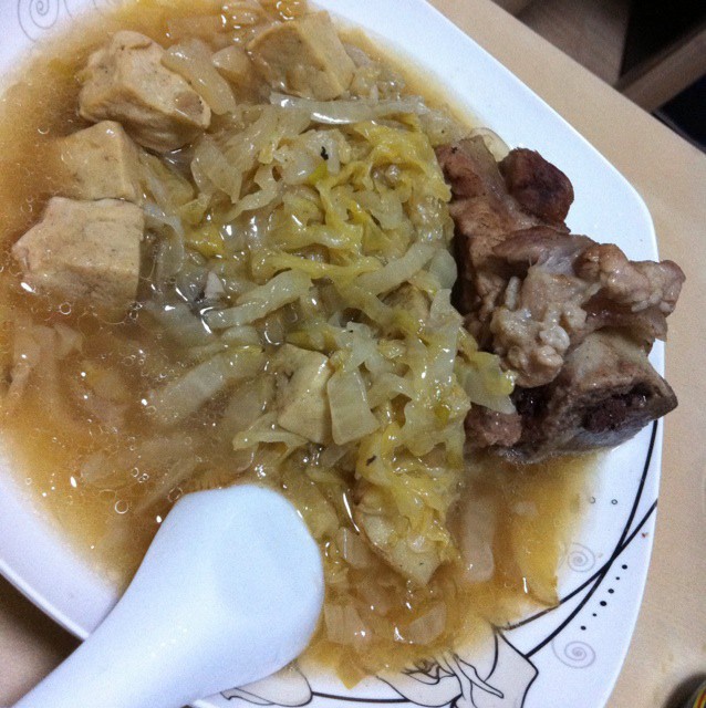 东北酸菜骨头炖冻豆腐