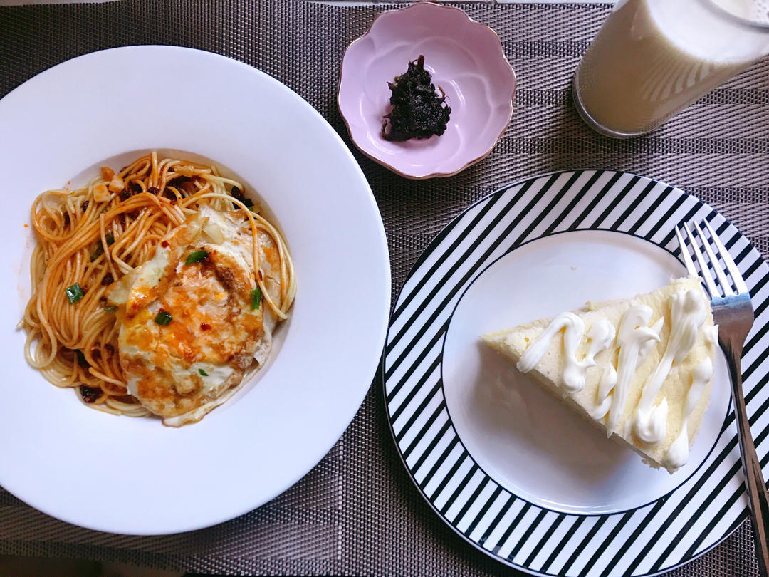 十分钟搞定！！酱汁浓郁好吃的荷包蛋焖面