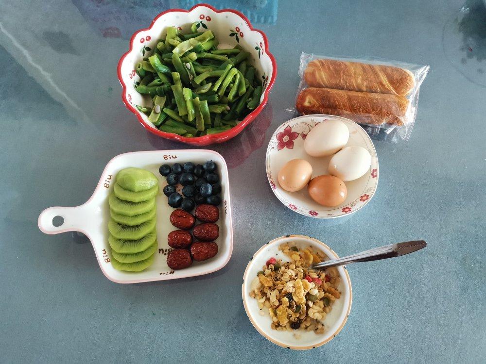 超简单的营养早餐--酸奶麦片