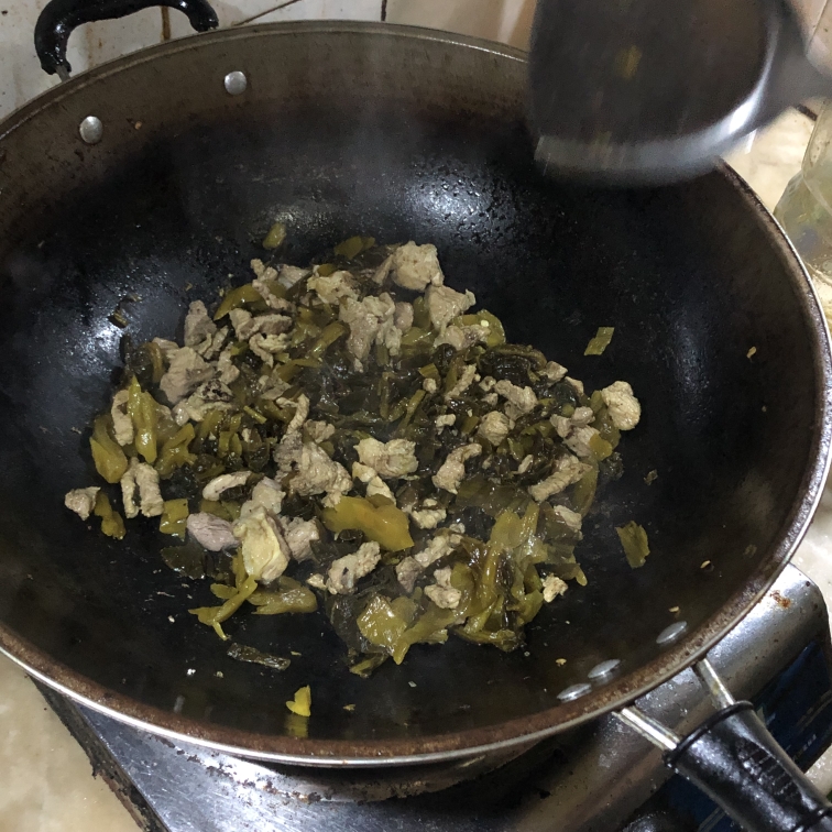 豌豆酸菜炒肉的做法 步骤3