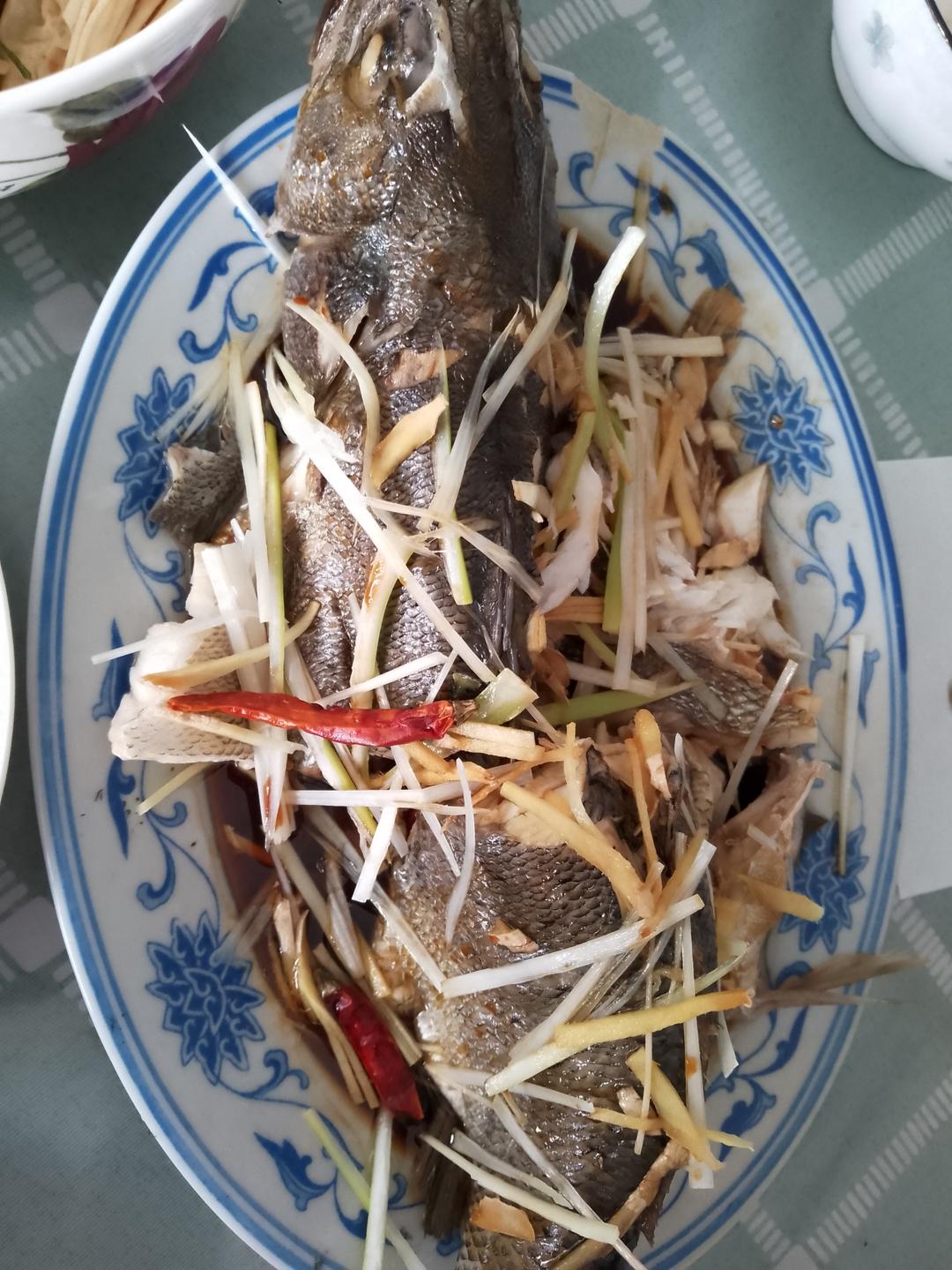 厨师长教你：“清蒸鲈鱼”，鲜嫩美味，内附蒸鱼酱油专业调制方法